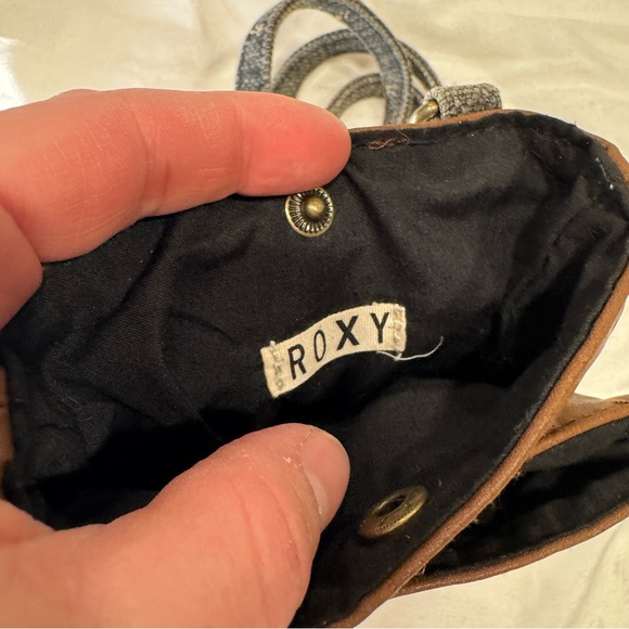 ✨ Roxy Knit Denim & Leather Crossbody Cellphone Purse - Picture 6 of 7